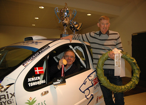 Medalje, laurbærkrans og laurbærkrans. Der var masser af synlige beviser på Karl-Åge Jensens og Freddy Pedersens Danmarksmesterskab i rally.
